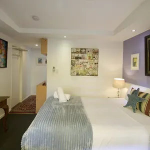 Resort Hideaway Noosa Men Only
